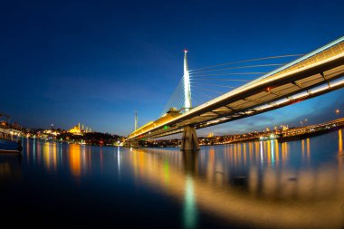 Yaz gecesi Yeni Haliç Metro Köprüsü İstanbul, Türkiye 'de mavi gökyüzü ve kent ışıkları