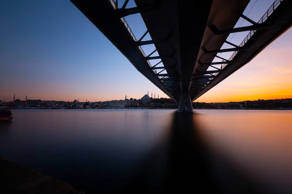 土耳其伊斯坦布尔夏夜蓝天和城市灯光下的新哈利奇地铁大桥 — 图库照片