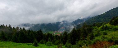 Trabzon 'un Uzungol Dağı köyü. (Uzun Göl)