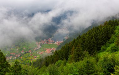 Trabzon 'un Uzungol Dağı köyü. (Uzun Göl)