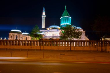 Mevlana Müzesi ve Mevlana Meydanı manzarası, Konya Türkiye alacakaranlıkta