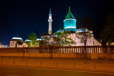 Mevlana Müzesi ve Mevlana Meydanı manzarası, Konya Türkiye alacakaranlıkta
