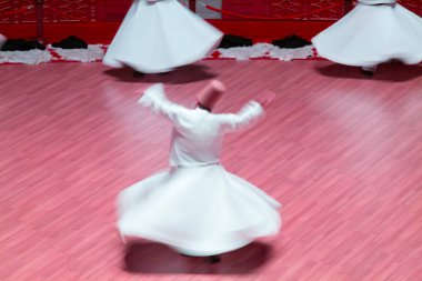 Semazen, ayine tanıklık edenlere Tanrı 'nın ruhsal hediyesini iletir..