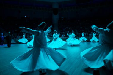 Semazen, ayine tanıklık edenlere Tanrı 'nın ruhsal hediyesini iletir..