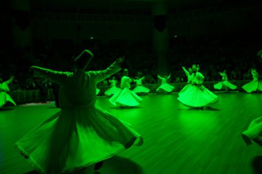 Semazen, ayine tanıklık edenlere Tanrı 'nın ruhsal hediyesini iletir..