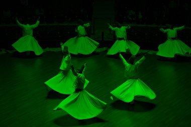 Semazen, ayine tanıklık edenlere Tanrı 'nın ruhsal hediyesini iletir..