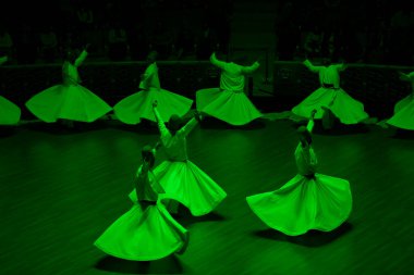 Semazen, ayine tanıklık edenlere Tanrı 'nın ruhsal hediyesini iletir..