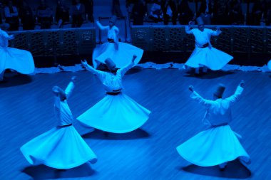 Semazen, ayine tanıklık edenlere Tanrı 'nın ruhsal hediyesini iletir..