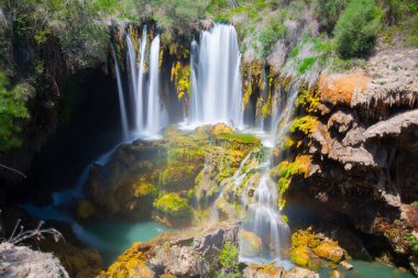 Dağda küçük bir dere ve şelale - Gksu Şelalesi - Konya