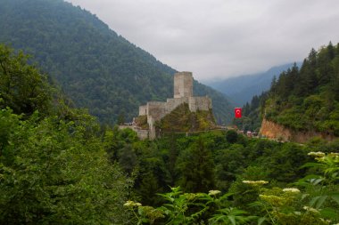 Rize, Türkiye 'deki Zilkale Şatosu. Firtina Vadisi 'ndeki ortaçağ kalesi. (Zil Kale veya Zil Kalesi).