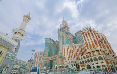 Kabe 'nin minareleri ve zamzam kulesi