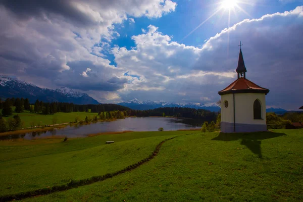 Chapel Hegratsrieder See Lake Autumn Morning Ostallgu Bavaria Germany – stockfoto