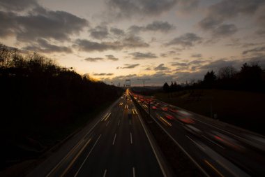 Güneş batarken Otagtepe 'den Boğaz' a panoramik bir manzara. Türk bayrağı ve sağ tarafta FSM Köprüsü..