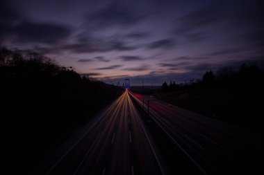 Güneş batarken Otagtepe 'den Boğaz' a panoramik bir manzara. Türk bayrağı ve sağ tarafta FSM Köprüsü..