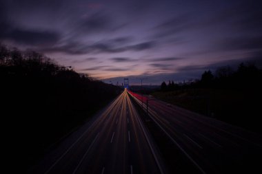 Güneş batarken Otagtepe 'den Boğaz' a panoramik bir manzara. Türk bayrağı ve sağ tarafta FSM Köprüsü..