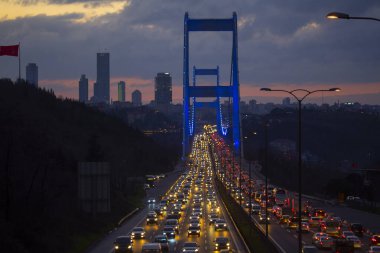 Güneş batarken Otagtepe 'den Boğaz' a panoramik bir manzara. Türk bayrağı ve sağ tarafta FSM Köprüsü..