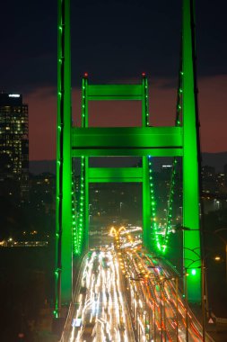 Güneş batarken Otagtepe 'den Boğaz' a panoramik bir manzara. Türk bayrağı ve sağ tarafta FSM Köprüsü..