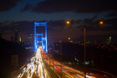 Güneş batarken Otagtepe 'den Boğaz' a panoramik bir manzara. Türk bayrağı ve sağ tarafta FSM Köprüsü..
