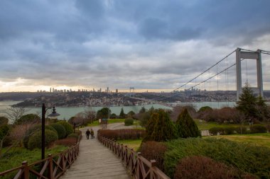 Güneş batarken Otagtepe 'den Boğaz' a panoramik bir manzara. Türk bayrağı ve sağ tarafta FSM Köprüsü..