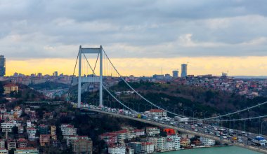 Güneş batarken Otagtepe 'den Boğaz' a panoramik bir manzara. Türk bayrağı ve sağ tarafta FSM Köprüsü..
