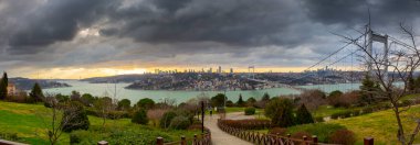 Güneş batarken Otagtepe 'den Boğaz' a panoramik bir manzara. Türk bayrağı ve sağ tarafta FSM Köprüsü..