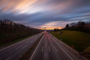 Güneş batarken Otagtepe 'den Boğaz' a panoramik bir manzara. Türk bayrağı ve sağ tarafta FSM Köprüsü..