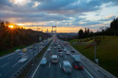 Güneş batarken Otagtepe 'den Boğaz' a panoramik bir manzara. Türk bayrağı ve sağ tarafta FSM Köprüsü..