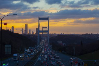 Güneş batarken Otagtepe 'den Boğaz' a panoramik bir manzara. Türk bayrağı ve sağ tarafta FSM Köprüsü..
