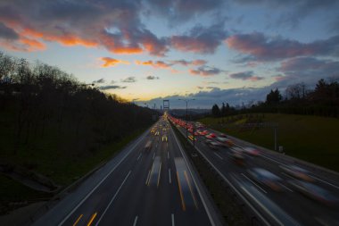 Güneş batarken Otagtepe 'den Boğaz' a panoramik bir manzara. Türk bayrağı ve sağ tarafta FSM Köprüsü..