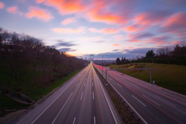 Güneş batarken Otagtepe 'den Boğaz' a panoramik bir manzara. Türk bayrağı ve sağ tarafta FSM Köprüsü..