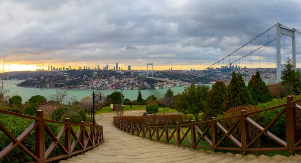Una Vista Panoramica Otagtepe Bosforo Tramonto Bandiera Turca Ponte Fsm — Foto Stock