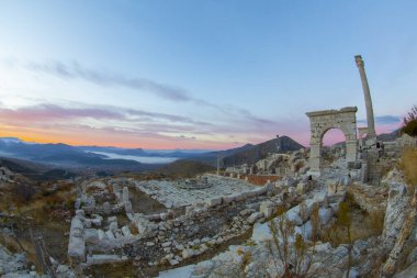 Taurus Dağları 'nda yer alan antik Sagalassos bölgesi, ülkenin en iyi korunmuş antik şehirleri arasındadır. Roma hamamının harabelerinden bir manzara. Burdur-TURKEY