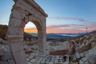 Taurus Dağları 'nda yer alan antik Sagalassos bölgesi, ülkenin en iyi korunmuş antik şehirleri arasındadır. Roma hamamının harabelerinden bir manzara. Burdur-TURKEY