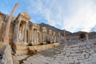 Taurus Dağları 'nda yer alan antik Sagalassos bölgesi, ülkenin en iyi korunmuş antik şehirleri arasındadır. Roma hamamının harabelerinden bir manzara. Burdur-TURKEY