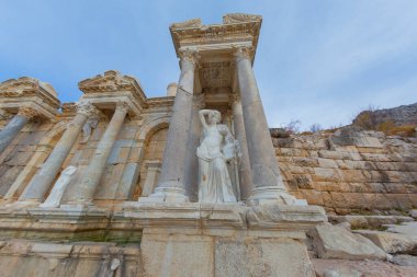 Taurus Dağları 'nda yer alan antik Sagalassos bölgesi, ülkenin en iyi korunmuş antik şehirleri arasındadır. Roma hamamının harabelerinden bir manzara. Burdur-TURKEY