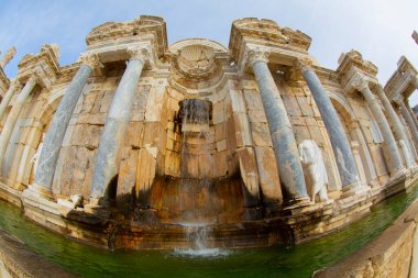 Taurus Dağları 'nda yer alan antik Sagalassos bölgesi, ülkenin en iyi korunmuş antik şehirleri arasındadır. Roma hamamının harabelerinden bir manzara. Burdur-TURKEY