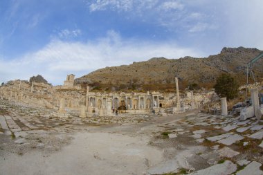 Taurus Dağları 'nda yer alan antik Sagalassos bölgesi, ülkenin en iyi korunmuş antik şehirleri arasındadır. Roma hamamının harabelerinden bir manzara. Burdur-TURKEY