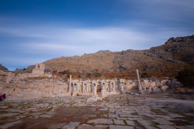 Taurus Dağları 'nda yer alan antik Sagalassos bölgesi, ülkenin en iyi korunmuş antik şehirleri arasındadır. Roma hamamının harabelerinden bir manzara. Burdur-TURKEY