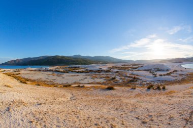 Salda Gölü bir turkuaz krater gölüdür. Burdur 'daki Jezero Krateri ve Salda Gölü benzer coğrafi özelliklere sahiptir ve Türkiye' nin Maldivleri olarak bilinir..