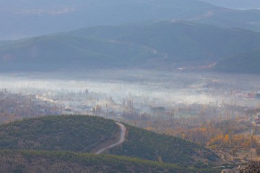 Taurus dağları, erken gün sisi ve sonbahar.
