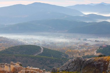 Taurus dağları, erken gün sisi ve sonbahar.