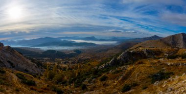 Taurus dağları, erken gün sisi ve sonbahar.