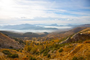 Taurus dağları, erken gün sisi ve sonbahar.