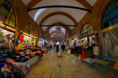 Tarihteki en eski alışveriş merkezi olarak kabul edilen Grand Bazaar 'da mücevher, halı, deri, hediye, baharat ve hediyelik eşya dükkanları.