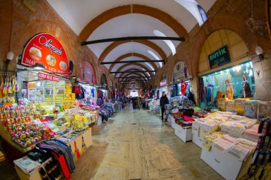 Tarihteki en eski alışveriş merkezi olarak kabul edilen Grand Bazaar 'da mücevher, halı, deri, hediye, baharat ve hediyelik eşya dükkanları.