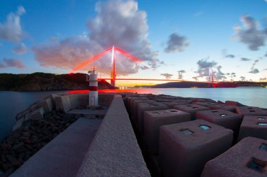 Yavuz Sultan Selim Köprüsü İstanbul, Türkiye 'de akşam aydınlığında. Poyraz 'dan 3. Boğaz Köprüsü gece görüşü