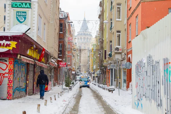 イスタンブールの冬 狭い通りからの歴史的なガラタタワーの眺め 雪の天気 — ストック写真
