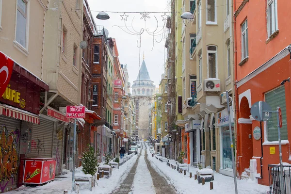 Isztambulban Tél Van Kilátás Történelmi Galata Torony Egy Keskeny Utcáról — Stock Fotó