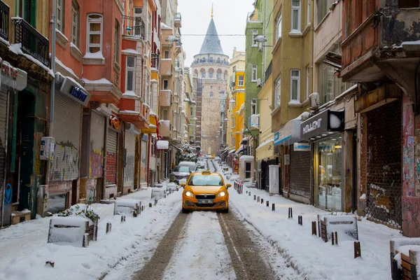 イスタンブールの冬 狭い通りからの歴史的なガラタタワーの眺め 雪の天気 — ストック写真