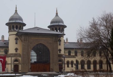 Edirne ve Trakya Üniversitesi rektörlük binasının tarihi tren istasyonu binasının yan manzarası.